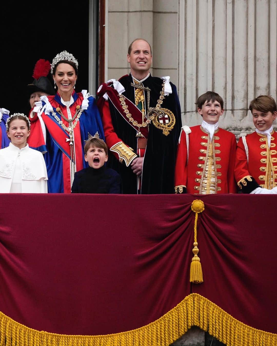 のインスタグラム：「Prince William, Princess Catherine (aka Kate Middleton) & their three kids Prince George, Princess Charlotte, & Prince Louis join King Charles & Queen Camilla for Coronation balcony photos! #PrinceWilliam #PrincessCatherine #KateMiddleton #PrinceGeorge #PrincessCharlotte #PrinceLouis Photos: Getty」