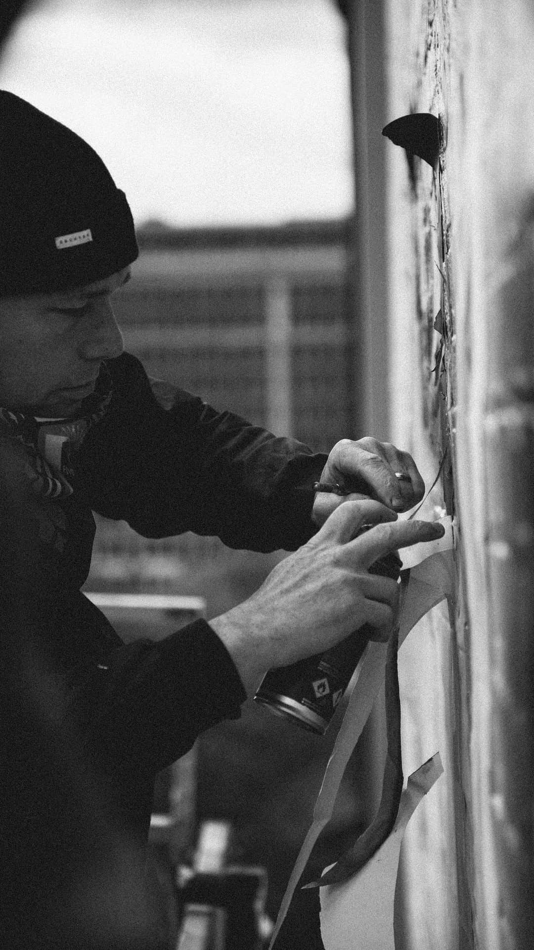 Shepard Faireyのインスタグラム：「Here’s another look at the process of the Muhammad Ali Mural in Louisville edited by @zagnutz, filmed by @jonathanfurlong, and thanks to @cincystreetart for the drone shot! Please turn your devices to the left to watch this one. –Shepard」