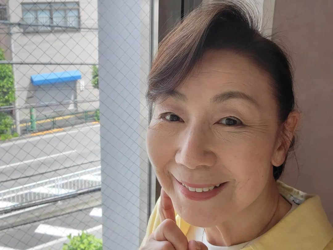 音無美紀子さんのインスタグラム写真 - (音無美紀子Instagram)「夏日が続くゴールデンウィークもあと１日になりましたね。 我々の「風を打つ」チームの稽古場も暑い！！ 空に浮かぶ雲が夏のよう。 初日に向けて、更にヒートアップ！ 頑張りますけん👍👍👍 #太川陽介 #いわいのふ健  #生津徹　#岸田茜 #風を打つ」5月7日 0時26分 - mikikootonashi