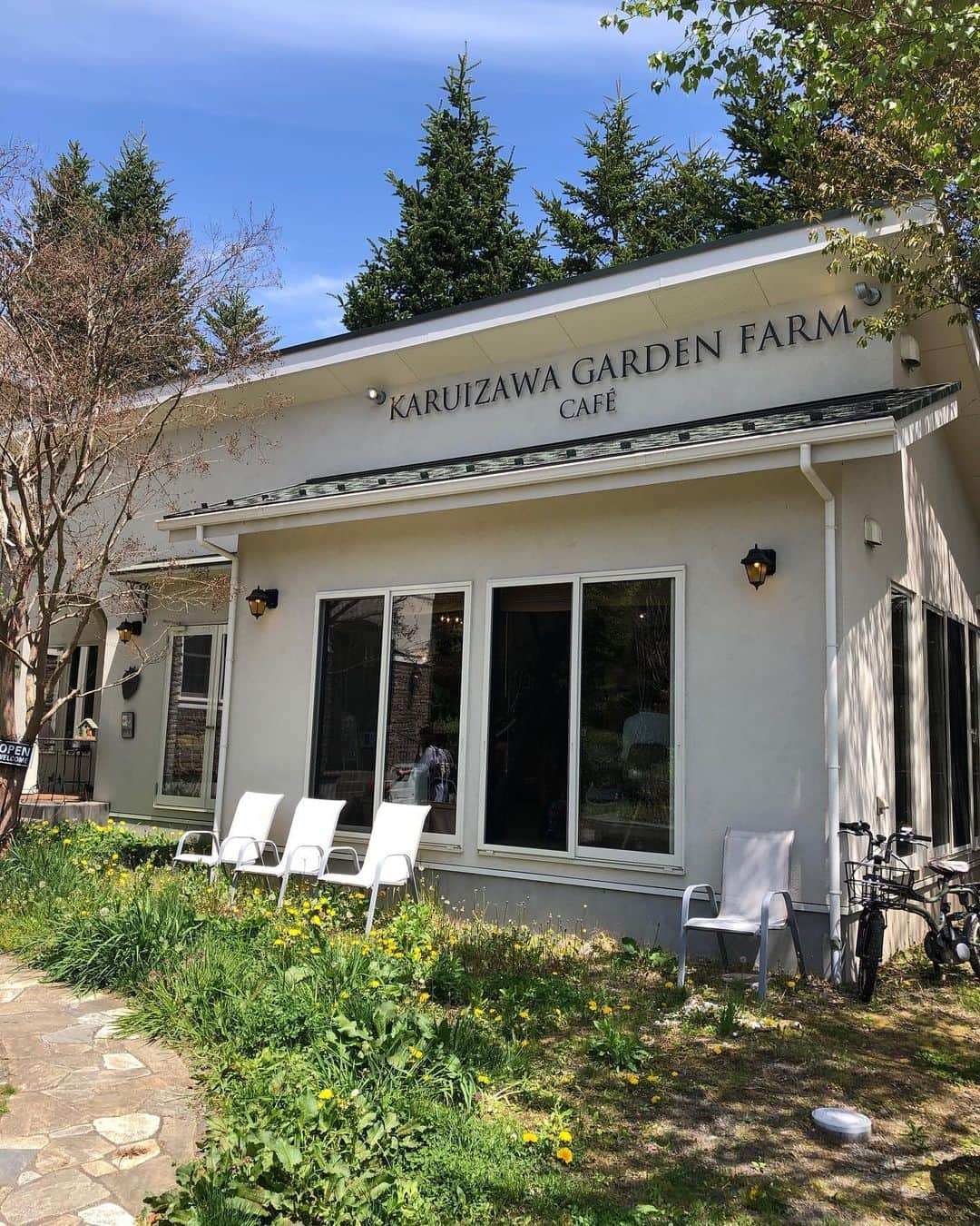 花清まゆこさんのインスタグラム写真 - (花清まゆこInstagram)「ペット連れで入れるカフェ @atterrace_karuizawagardenfarm  に行ってきました🐶🍽  店内にも一緒に入れて、、、  椅子に座ってもokで、、  お子様ランチならぬ、お犬様ランチも😂  ペットに優しいカフェでした🍰✨  また、軽井沢に行くときは 立ち寄りたいなぁ✨✨ #軽井沢カフェ #atterrace  #atterrace軽井沢ガーデンファームカフェ  #atterracekaruizawagardenfarm #dogcafe  #犬連れ旅行  #犬がいる生活  #ドッグカフェ  #軽井沢 #軽井沢旅行 #チワワ　 #チョコタンチワワ  #チワワのいる暮らし #cafe  #軽井沢ランチ  #軽井沢カフェ #犬連れok #軽井沢ガーデンファームカフェ」5月7日 0時30分 - mayuusa610