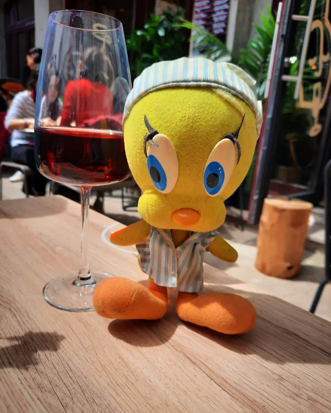 Little Yellow Birdさんのインスタグラム写真 - (Little Yellow BirdInstagram)「Enjoying a lunch in Dijon on the way to my final destination, le Morvan! Dijon is famous for this delightful red drink I'm having, Kir; it's white wine with a splash of crème de cassis, très yummy! #littleyellowbird #tweety #tweetykweelapis #adventures #yellow #bird #holidays #vakantie #france #frankrijk #dijon #kir #lunch #goodfood #drinks #cremedecassis #roadtrip #stuffedanimalsofinstagram #plushiesofinstagram」5月7日 0時32分 - tweetykweelapis