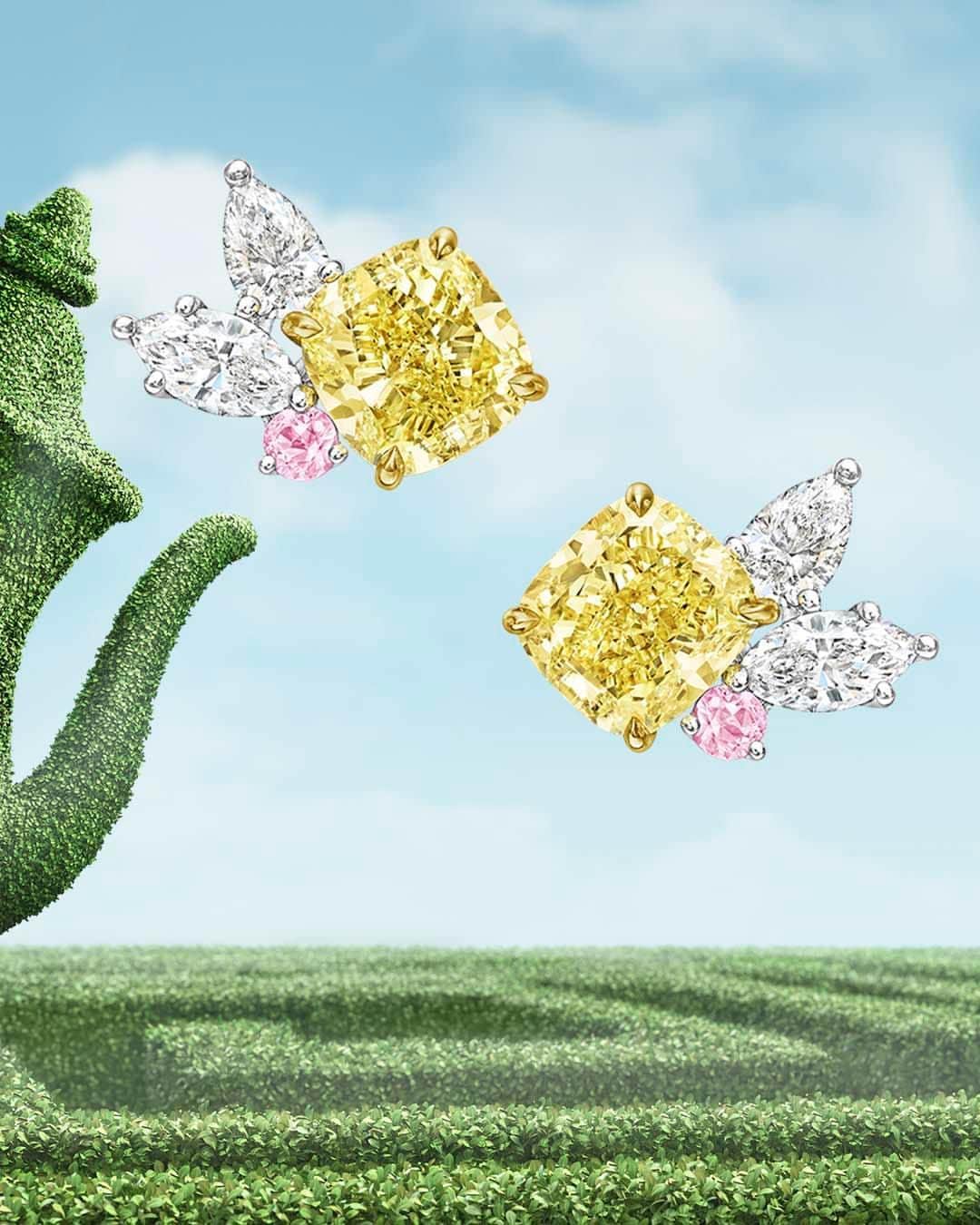 ハリー・ウィンストンのインスタグラム：「Nature’s beauty has always inspired Harry Winston creations—such as these exquisite earrings with yellow diamonds that evoke splendid springtime sunshine. Discover the brilliant revelations that await in the Winston Maze—link in bio. #HarryWinston #WinstonMaze」