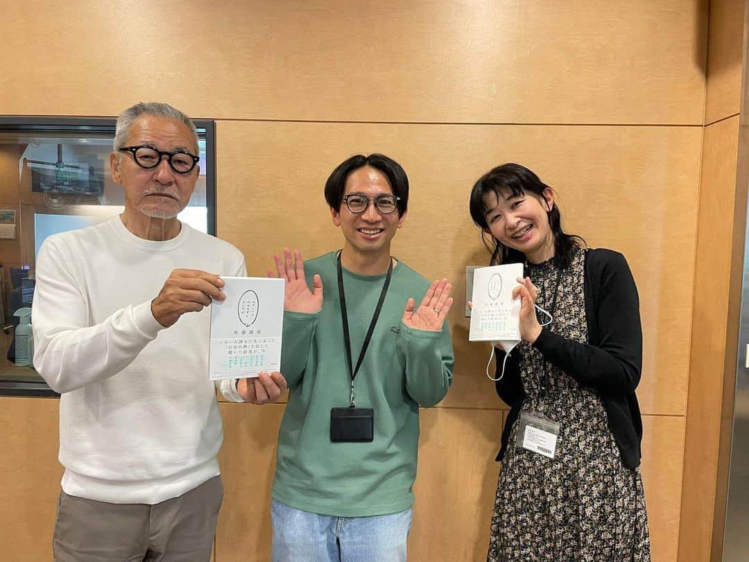 佐藤満春（どきどきキャンプ）さんのインスタグラム写真 - (佐藤満春（どきどきキャンプ）Instagram)「珍しいゲスト出演が色々ありました。  ①TFM「日向坂４６の余計な事までやりましょう！」 金村美玖さん回にお邪魔してきました。 実は音楽の趣味が近いという共通点があったのでずっとお話したかった人です。 正式に２人で話をするのは初めてだったけどずっと伝えたかった話もできてとにかく面白かった！ お互いに「芸能界に友達がいない」という共通点も見つかったり笑。 新たに音楽友達ができました。次あたりは曲をプレゼンし合う放送もできたらいいな。 友よ、また話しましょう。  ②ＡＢＳ「藤原竜也のラジオ」 お掃除にはまっているという藤原竜也さんのラジオへ。 藤原さんが最近掃除や整理整頓にハマっている！ということで呼んでいただきました。 藤原さんとは初対面でしたがすごくラフに色々なお話ができて面白かった！ 有吉ゼミのロケにも誘ってみたんですが、そういう感じじゃ全然なかった笑。 レスキュー隊をスカウトするチャンスだったけど！ またお邪魔できますように。  ③文化放送「大竹まことのゴールデンラジオ」 およそ１０年ぶりにゴールデンラジオへ。本の告知をさせていただきました。 １０年前の１１月。息子の誕生日に生放送があったので、それ以来です。 大竹さんも室井さんも僕のエッセイにとても興味を持ってくださり、ありがたかったです。鈴木純子アナにも久々にお会いできました。 純子さんは文化放送で「のーぎゃらくん」というネタみせ企画をやっていた頃からのご縁です。ラジオのお仕事で正式にご一緒する機会があるなんてあの頃から考えたら信じられないなあ。構成で入っていた「スパカン」という番組のスタッフさんにもお会いできたり、数か月前にオーディションでがっつりと審査をしてくれた作家さんにも普通に会えたし、久々の文化放送を満喫できてよかった！  ラジオはゲストでお邪魔するのも楽しい！色々な番組に呼んでいただけますように。 これからも頑張ります！  #余計な事まで #タツラジ #ゴールデンラジオ」5月7日 0時40分 - satomitsuharu0217