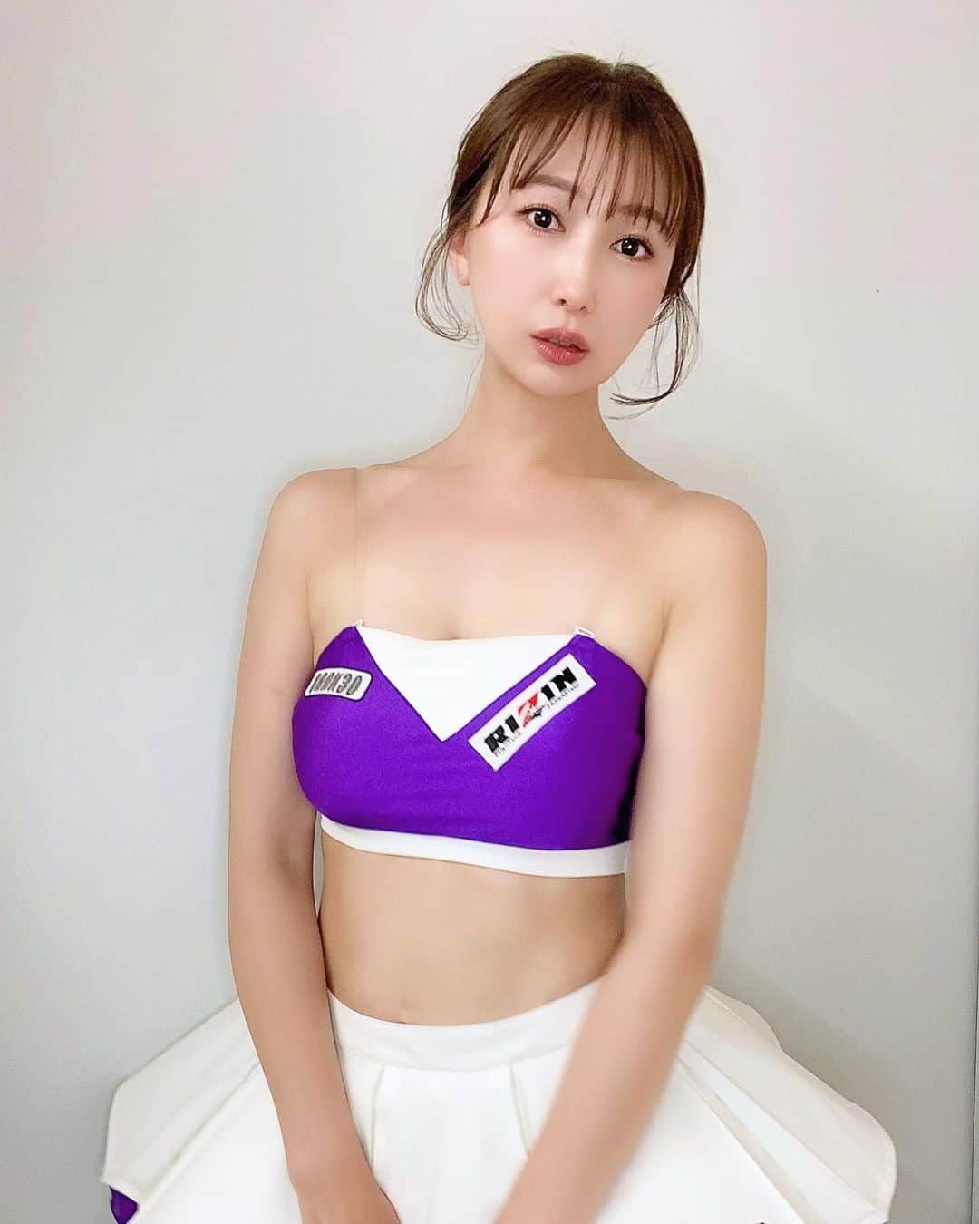 青木まりなのインスタグラム：「2023/5/6 (sat) RIZIN.42 in 有明アリーナ  会場にお越しくださった皆様、 PPV視聴してくださった皆様、 本当にありがとうございました🙇🏻‍♀️💜  今日もたくさんの感動がありました‼︎ ドラマチックな試合が盛りだくさんで本当最高でした😭🔥 全選手の皆さんに、感謝とリスペクトでいっぱいです‼︎  そして、会場を最高に盛り上げてくださった皆様、 ありがとうございました🥹🔥  　 RIZINに携われてることが 改めて、とても幸せに感じています🥲  RIZINガール2022としての任期は 残りわずかです。。。  最後まで全力で楽しみながら 一緒に盛り上げていきたいです🙌🏻❤️‍🔥 　　  次のRIZINの大会は 6/24 (sat) in 北海道 🛩  メインカードは、 フェザー級タイトルマッチ クレベル・コイケ 選手 🆚 鈴木千裕 選手  そして、本日発表されました ムエタイルールでの 梅野源治 選手 🆚  鈴木宙樹 選手  　 来月も熱い大会になりそうですね🔥 是非みなさん、 北海道で盛り上がりましょう🙌🏻  　　 　　 #RIZIN #RIZIN42 #RIZIN43     . . .  　　  #RIZINガール #RIZINガール2022 #ラウンドガール #ringgirl #キックボクシング #kickboxing #キックボクシング女子 #筋トレ女子 #筋トレ #トレーニング #ダイエット #training #diet #グラビア #グラビアアイドル #グラドル #ビジョビ #bijobi #gravure #guravureidol #偶像 #性感 #清秀 #性感 #美腿 #그라비아　#화보」