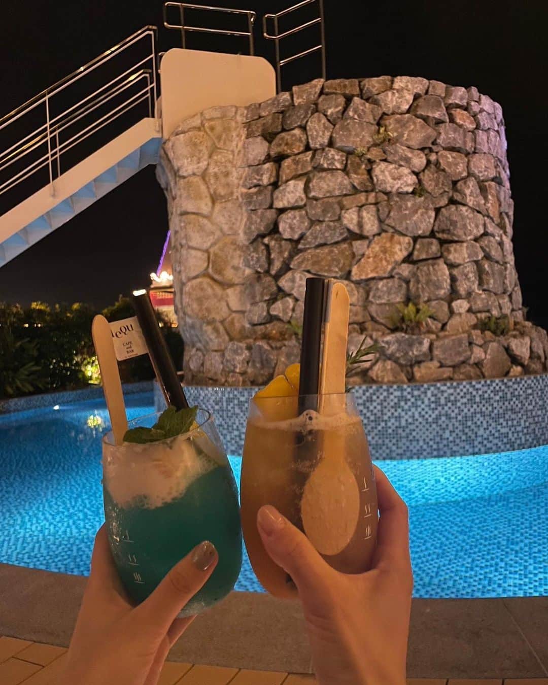 沢辺りおんさんのインスタグラム写真 - (沢辺りおんInstagram)「沖縄で宿泊したホテル🌴🫶 インフィニティプールで綺麗でした🥹 寒くてずっと37.4°の温水プール入ってたけど♨️  夜はお風呂上がりにプールサイドで スープとドリンク飲んで。。。🤤🤤🤤  #沖縄 #沖縄旅行」5月7日 1時00分 - rionsawabe