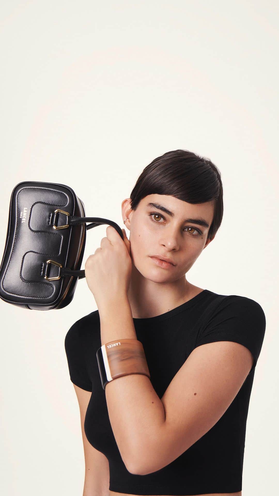 ランセルのインスタグラム：「From the moment you saw it, you knew this Cameleon bag was just what you needed.   ••• Dès que vous l’avez vu, vous avez su que ce Caméléon version mini était exactement ce qu’il vous fallait.   Cameleon Bowling – Smooth leather – Black   #LancelParis #SS23 #CameleonbyLancel #LancelTwist」