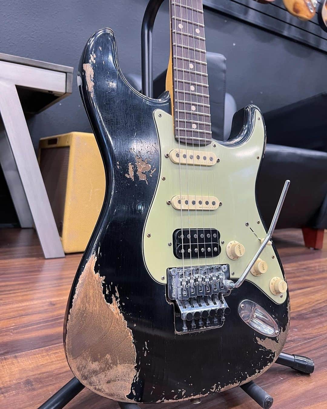 Fender Guitarのインスタグラム：「We’re here to brighten your day with an incredible build by @andyhicks_fender in the @fendercustomshop. This ’60s Strat features a Floyd Rose bridge, EVH pickup in the bridge position and Fender noiseless in the middle and neck position. What’s your favorite feature on this one?」