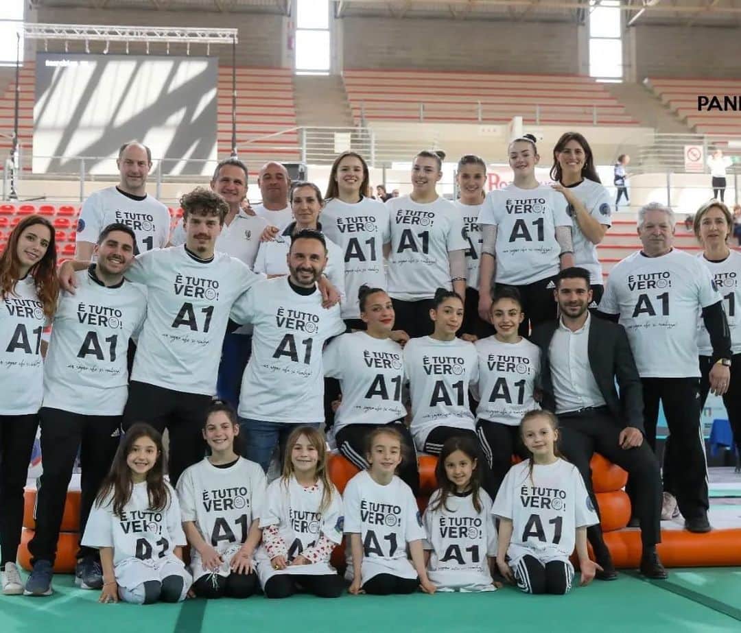 エリザベト・ザイツのインスタグラム：「Aufstieg in die Liga A1 (1. Bundesliga) mit dem Team @ginnasticariccione 🇮🇹🤩  Für mich war es eine mega tolle Erfahrung mit dem perfekten Ergebnis für das Team ♥️🥳  #teamriccione #win #aufstieg #eliseitz #newadventure #newfriends #a1 #thankful #italy #riccione」