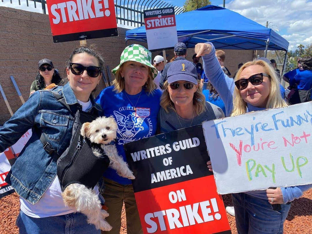 ヘレン・ハントのインスタグラム：「Wore my Oscar hat for the first time ever to march for @wgawest  I mean #asgoodasitgets didn’t write itself.   Thank you @bthomer for being on the front lines of this fight. All of us who work in film and television thank you.」