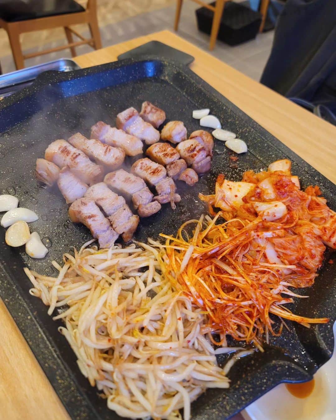 黛実希さんのインスタグラム写真 - (黛実希Instagram)「유야가😋🥩🥬🇰🇷 @yuyaga2023   最近よくストーリーに載せてる渋谷の韓国料理屋さんのユヤガ🇰🇷🍴 もうね、何食べても超絶美味しいのよ😍💕 特に絶対頼んでほしいのは韓国で流行ってる『蜂の巣マッコリ🐝』日本で飲めるのはユヤガだけだよ❣ これはまじで飲んでほしすぎる🐝🍯💫  あとモクサル🥩と、お出汁ご飯🍚 この2つもぜーーーったい食べて😋❤️ 生牡蠣🦪が食べれる人は生牡蠣もいっちゃって！！！ ↑日本一安全で美味しい生牡蠣🤍  とにかくオススメでしかない韓国料理屋です🇰🇷💓 皆ぜひ行ってみてね🤗✨  オープンおめでとう🎉🥂 @noizyasu   #유야가#ユヤガ#韓国料理#渋谷グルメ巡り#渋谷グルメ#渋谷ディナー#渋谷韓国料理#グルメ女子#韓国料理好きな人と繋がりたい#韓国好きな人と繋がりたい#マッコリ#蜂の巣#蜂の巣マッコリ#東京観光#벌집꿀#꿀막걸리#막걸리맛집#막걸리#도쿄맛집」5月7日 1時17分 - candymiiiki