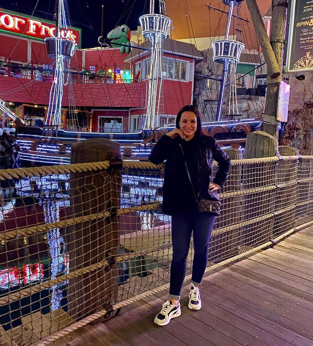 リサ・アンさんのインスタグラム写真 - (リサ・アンInstagram)「Vegas Night 1 - playing the tourist! It had been a while since I walked the strip, the weather was perfect, got some extra exercise & made my goal of bed by 11. I am rested & ready to rally for my birthday pool party today @thesapphirepool let’s GO   #vegasstrip #tourist #lasvegasdayclub」5月7日 1時24分 - thereallisaann