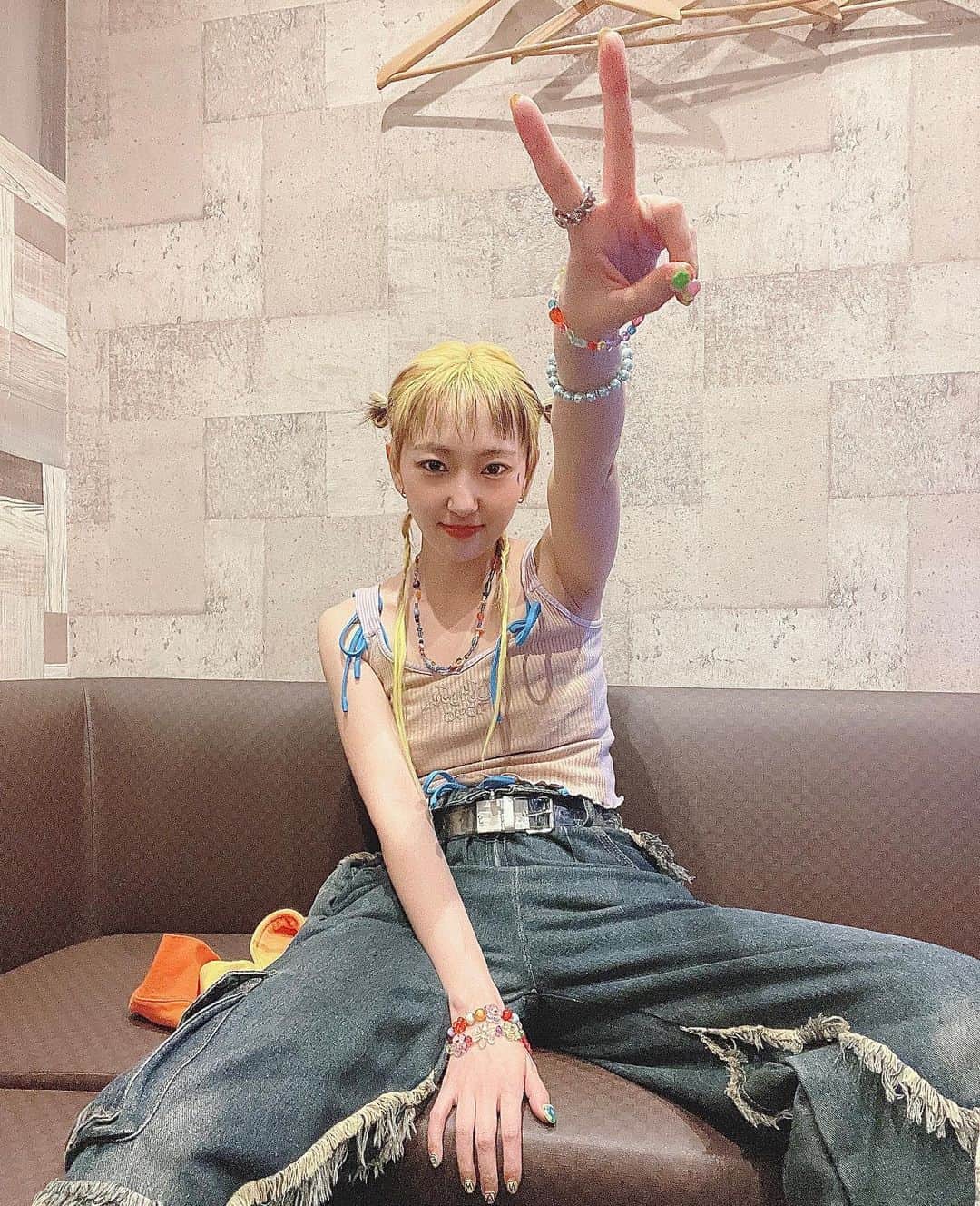 あっこのインスタグラム：「髪めっちゃ黄色になったよ〜💛💛💛 @yusaku_landco さんがやってくれた✌️⭐︎  #newhair #hair #color #mycolor #mychoice #grrrlism #love #fashion #akkogorilla #rapper #japan」