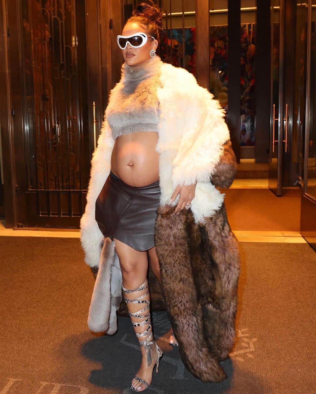 Just Jaredさんのインスタグラム写真 - (Just JaredInstagram)「Pregnant Rihanna rocks a faux fur outfit for a dinner date with A$AP Rocky in NYC. #Rihanna #ASAPRocky Photos: Backgrid」5月7日 1時33分 - justjared