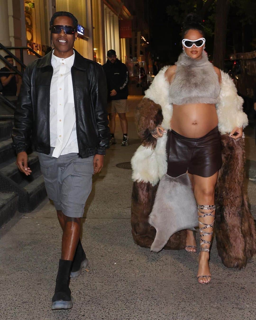 のインスタグラム：「Pregnant Rihanna rocks a faux fur outfit for a dinner date with A$AP Rocky in NYC. #Rihanna #ASAPRocky Photos: Backgrid」