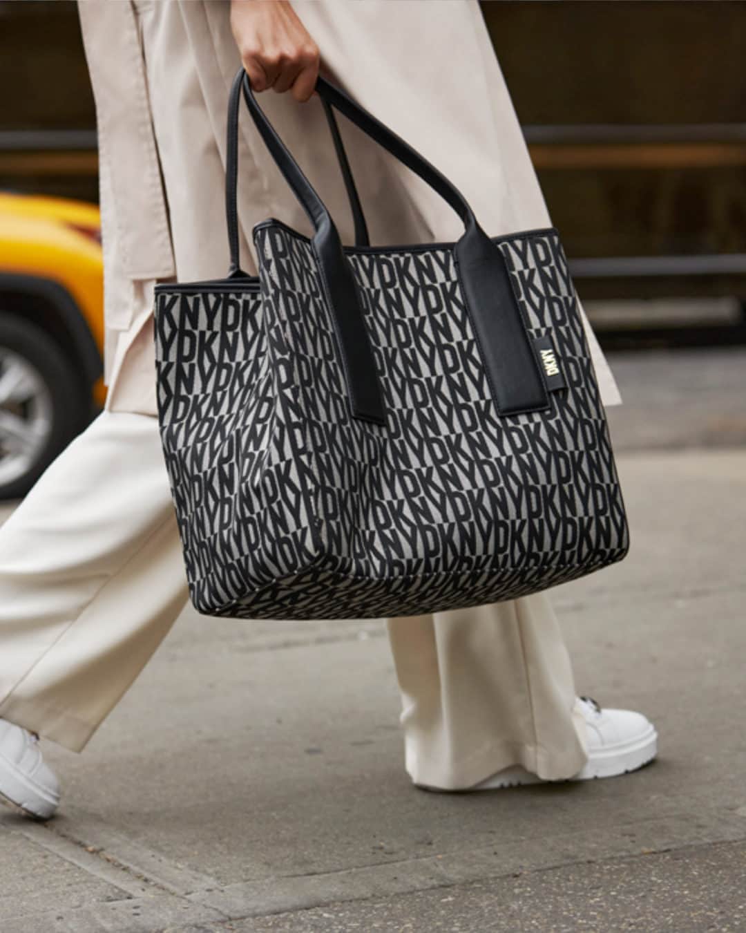 DKNYのインスタグラム：「Your partner in jaywalking.   Shop the Grayson Tote at DKNY.com  #IFEELDKNY」
