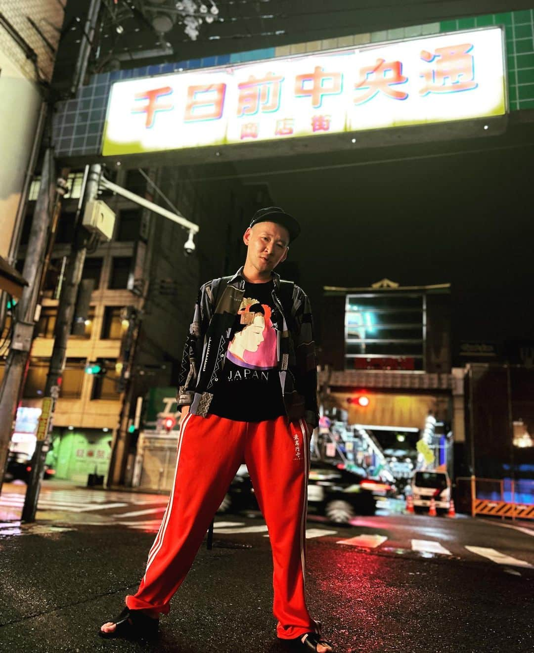 市川刺身さんのインスタグラム写真 - (市川刺身Instagram)「今日の服装。 細かい雨の降る大阪の夜。  秋葉原の外国人観光客向けのお店で購入した舞妓さんのTシャツ大当たり。 十四才で購入した柄シャツに最高円寺の赤ジャージ。 JAのデニムキャップに黒の便所サンダル。  始発新幹線で大阪に来て1日漫才劇場出番頂きました。 夜のユニットライブ元祖！あっぱれコント組！！終わりに隣人の中村さんと蛙亭イワクラとイノシカチョウのムギとテジュさんのお店でご飯美味しい楽しい最高でした。 テジュさんにも久しぶりに会えて嬉しかったです。 お店を出た所でイワクラさんに撮ってもらいました。 千日前の看板を入れる為に雨の中、思いっきりしゃがみこんで撮ってくれました。 イワクラさんありがとうございます。  #今日着た服 #ファッション #古着 #大阪 #千日前 #漫才劇場 #蛙亭 #イワクラさんコジコジ好き仲間 #大阪の夜に誰かと飯食うの久しぶり」5月7日 1時42分 - soitsudoitsu