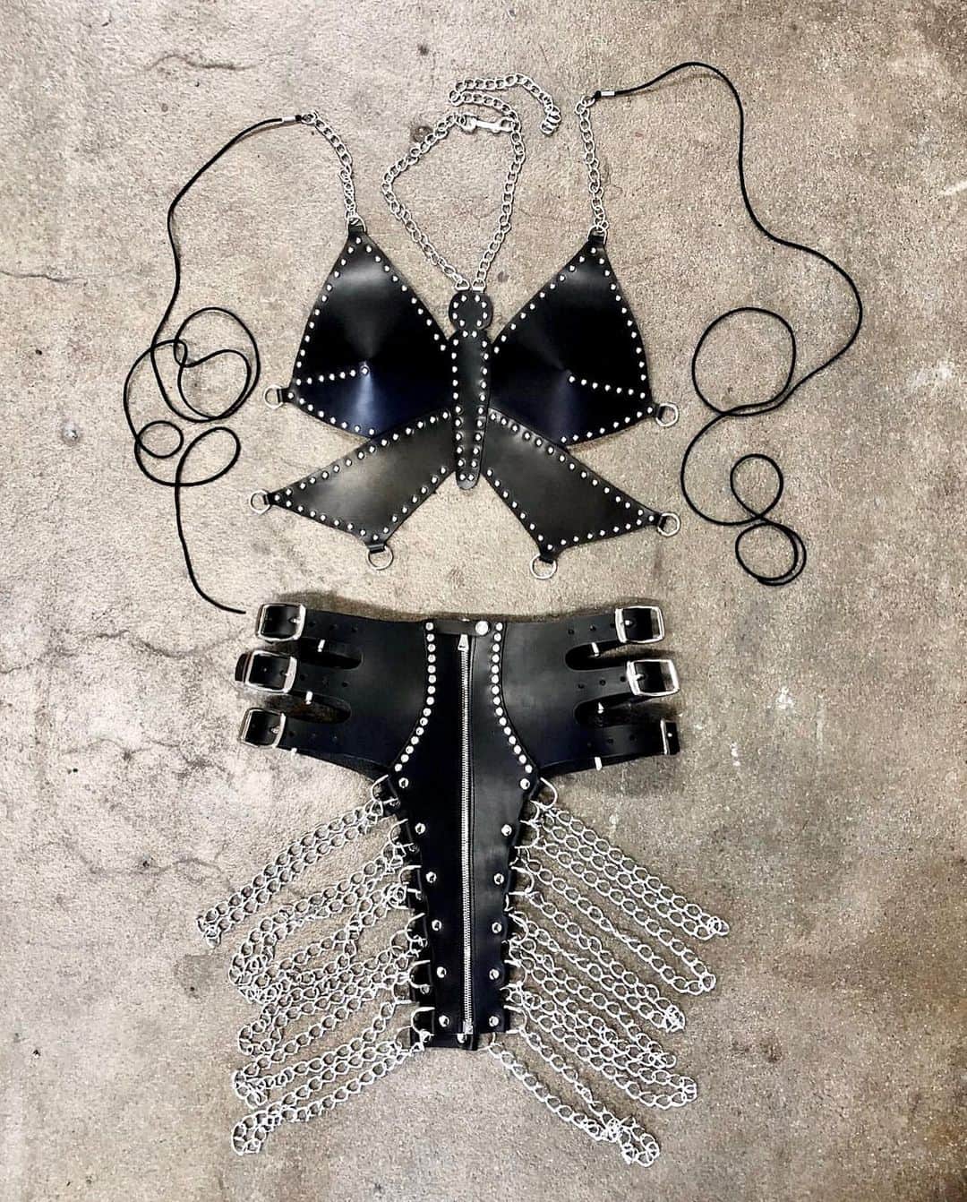 ZANA BAYNEのインスタグラム：「Studded Butterfly & Venus in Chains ⛓️🦋⛓️」