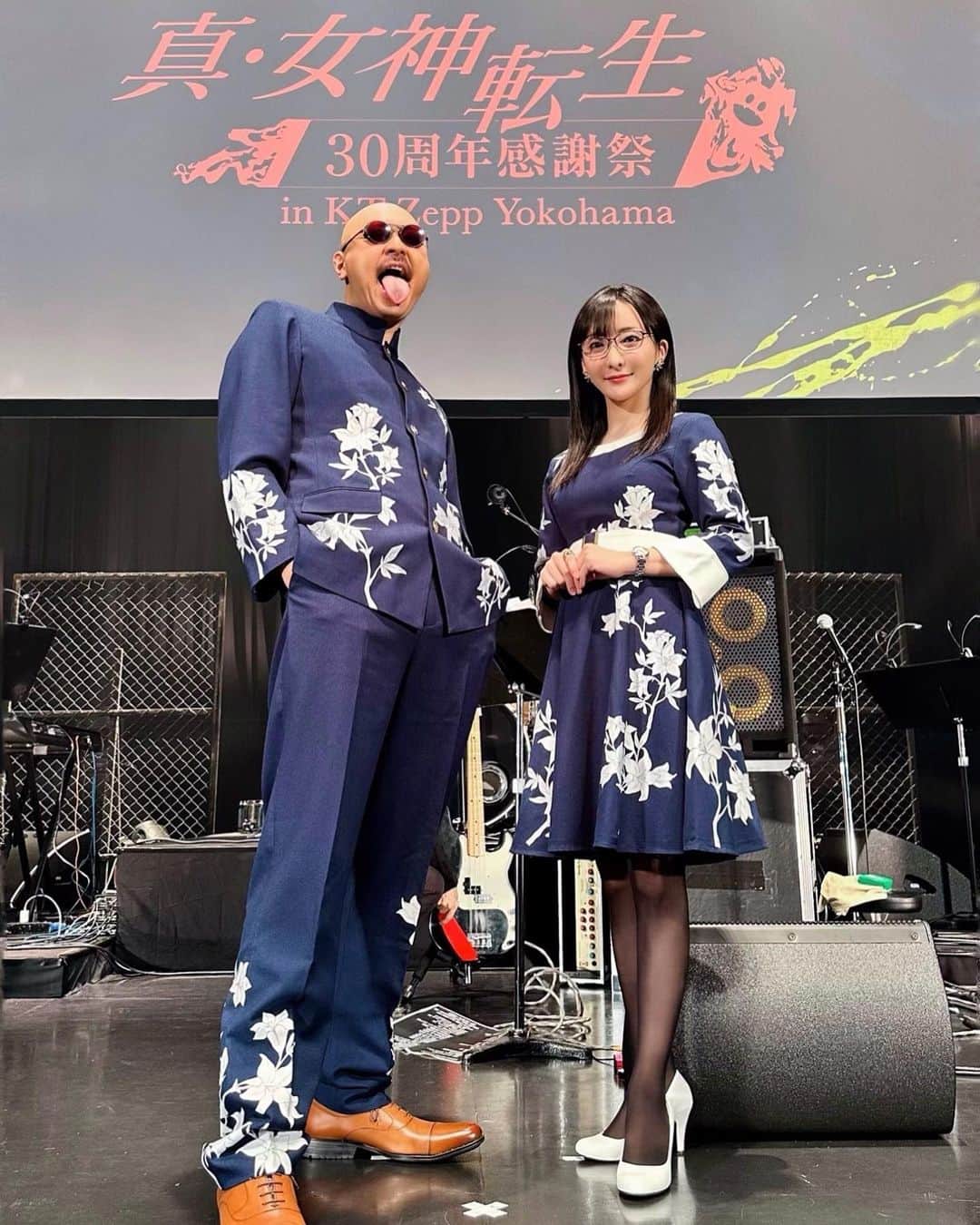 松澤千晶のインスタグラム：「メガテン30周年感謝祭。  音楽と共に振り返る女神転生という人生観。  メガテンはゲームの枠を超え、生き方として我々の中に組み込まれたのだと実感する素晴らしいサバトでした。  1枚目は梶田さんの足が長過ぎて入らない。笑 2枚目はバンドメンバーの皆様と。  #メガテン  #megamitensei  #メガテン30周年感謝祭」