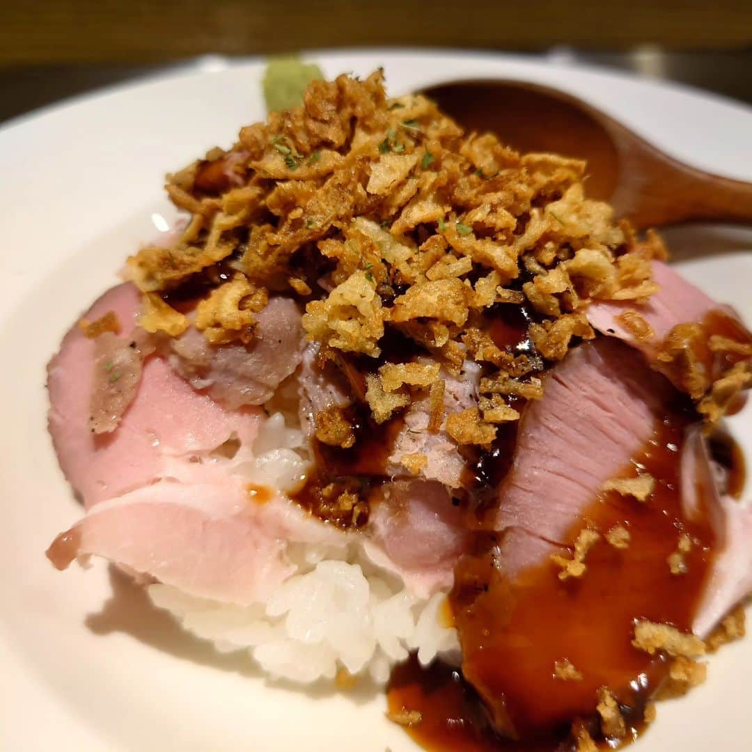 三浦貴大のインスタグラム：「＿ ラーメン屋の肉丼 うんまあああでした。  こういうサイドメニュー的なものが主役級にうまいと嬉しくなっちゃうね。」