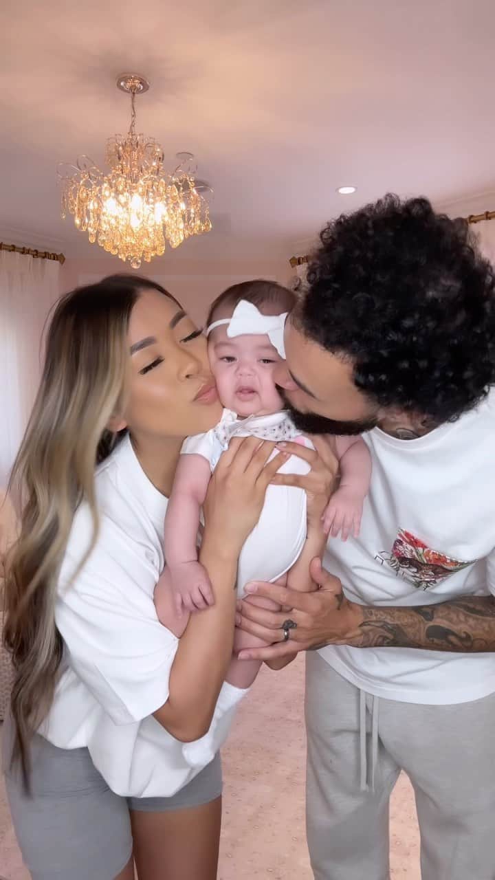 リアン Vのインスタグラム：「Weekend MOOD 🥰 @wearethebenjamins   Tshirt : @shoplianev」