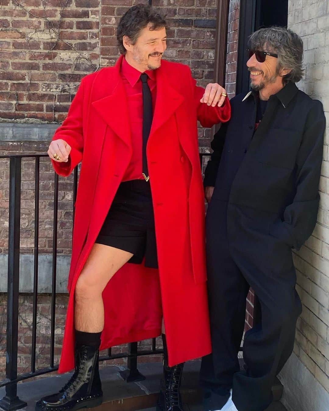 ペドロ・パスカルのインスタグラム：「L'unica cosa migliore di indossare i tuoi vestiti è l'approvazione del tuo sguardo. @pppiccioli @maisonvalentino」