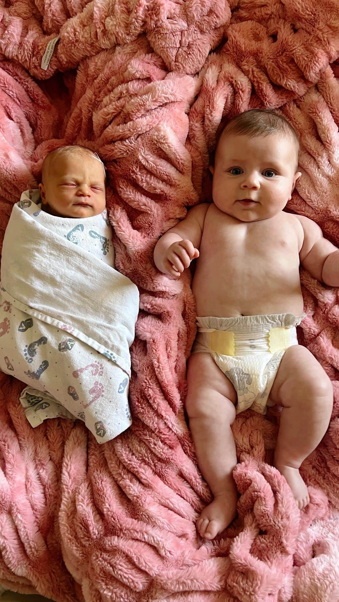 ジェナ・ジョンソンのインスタグラム：「When Rome met June 🥹  So happy we got to see sweet baby June. She is a bundle of pure love!! Crazy that our babies are almost exactly the same age difference as me and Lindsay.   Also, how is my BABY so bigggg?!?! 😭😭 I swear I just had him yesterday and now he looks like a big boy next to a newborn. Time is fleeting y’all ✨」