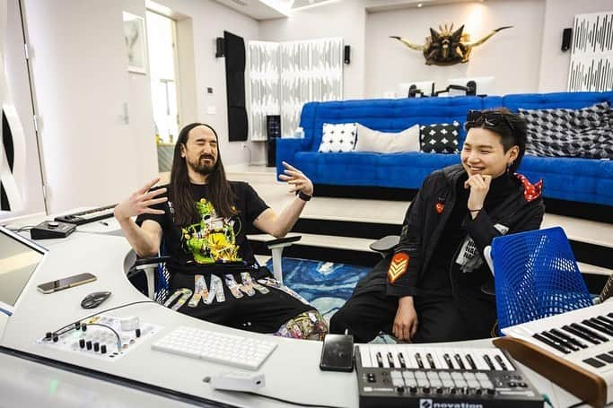 スティーヴ・アオキさんのインスタグラム写真 - (スティーヴ・アオキInstagram)「Congratulations to @agustd on the release of his documentary 🙌 it was fun having him over at @aokisplayhouse #ARMY」5月7日 2時08分 - steveaoki