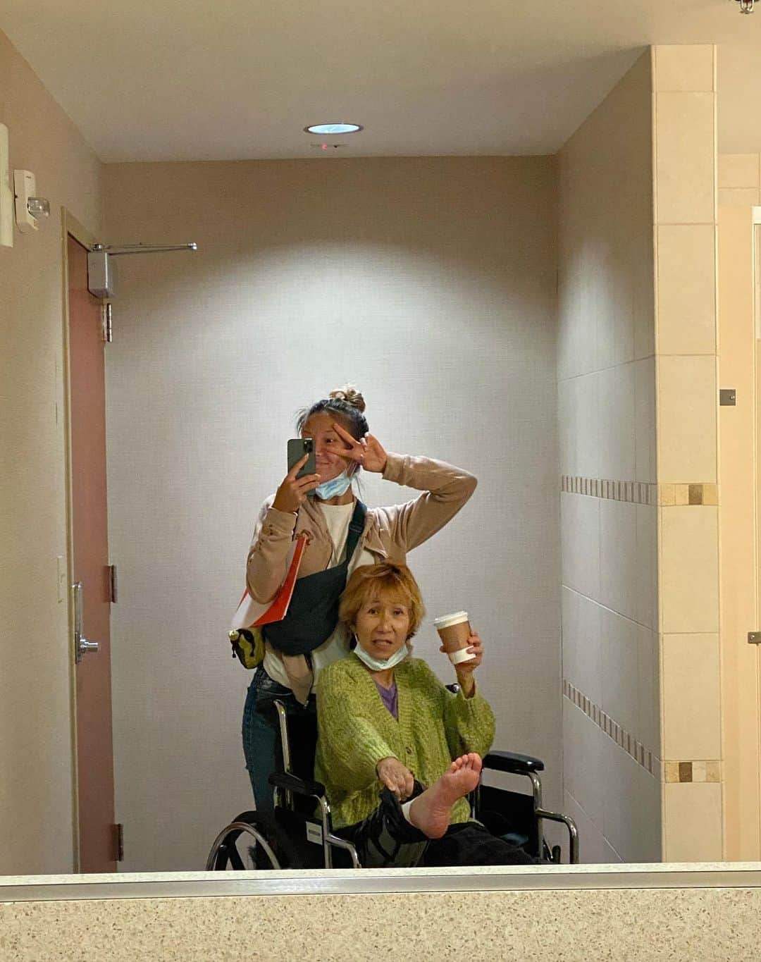 エビアン・クーのインスタグラム：「Mama fell at the store when her shoes got caught on a plastic bag - and landed on her knee cap. We got X-ray done, it showed her knee cap was fractured. Got surgery a week ago. What’s amazing about my mom is, she is strong that she didn’t want to cancel my trip; Fukuoka & Taiwan. She didn’t want to be a burden, so she wanted me to go on the trip. Mama you’re truly the best, you work the hardest, funniest and always teaches me to enjoy life. I know you’re sad about not joining us, but once you’re well, we will all go on a vacation but meanwhile you deserve all the rest you need. I need you to recover!! Thanks for those who’s been reaching out to us!  **She looks happy but she’s in pain…   P.S ILA loves strawberries 🍓   ママは店で靴がビニール袋に引っかかって転んで、 足のひざお皿をわっちゃったの。 X線を撮ったところ、 膝蓋骨が骨折していることがわかって😅 本当にママはいつもせっかちで。  1週間前に手術をしたんだよね。 私の母の素晴らしいところは、 私の旅行をキャンセルしたくなかったみたいで福岡と台湾のプランを変えないでって。本当にいつも自分を2番目にする。  足は今こんな状態だけどいっぱい休んで欲しい。 ママは一番一生懸命働いて、一番面白くて、 人生を楽しむことをいつも教えてくれる。  気遣ってママにメール送ってくれてありがとう 本当にいっぱいの人が愛情を❤️‍🔥ママにありがとう 幸せものです。」