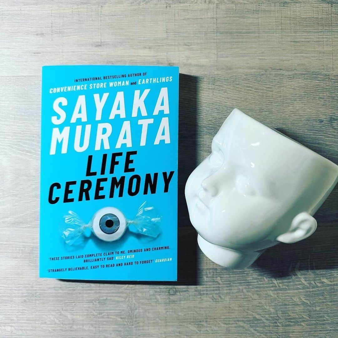 村田沙耶香さんのインスタグラム写真 - (村田沙耶香Instagram)「The paperback of the UK edition of LIFE CEREMONY also arrived in my room today!  I am staring at this very beautiful blue. I feel so happy. I am deeply grateful,@grantabooks 👁️❤️  イギリス版の『生命式』のペーパーバックも今日私の部屋に届きました！とても美しい鮮烈な青で、ずっと見つめたくなります。 本当にありがとうございます。@grantabooks さんに深く感謝しています！」5月7日 2時28分 - sayaka_murata_