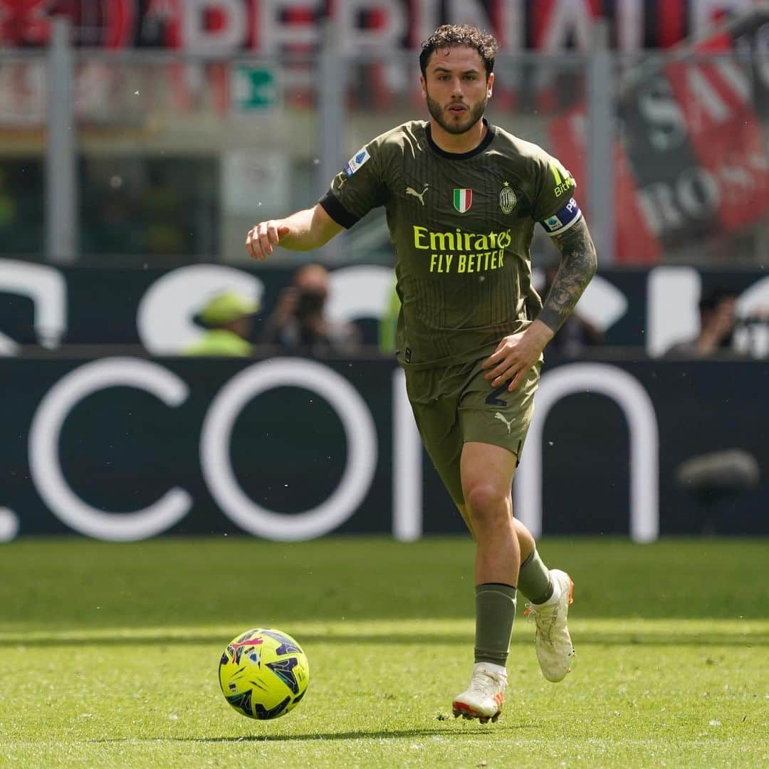 ダヴィデ・カラブリアのインスタグラム：「3 punti importanti 💪🏼 Adesso testa, cuore, anima e gambe a mercoledì, avanti @acmilan ❤️🖤」