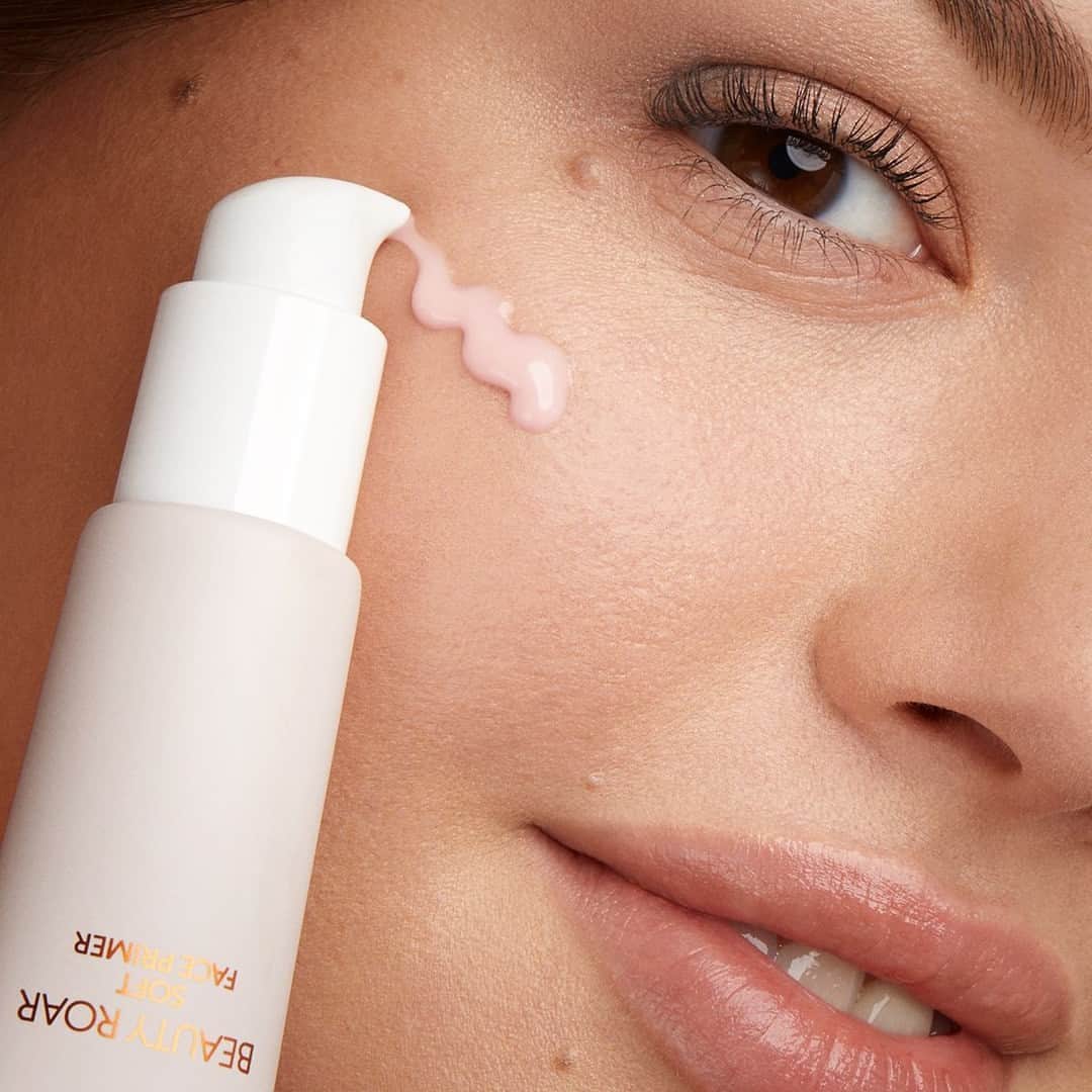 KIKO MILANOさんのインスタグラム写真 - (KIKO MILANOInstagram)「Looking for a smooth and radiant complexion? ✨ Our #KIKOBeautyRoar Soft Face Primer preps the skin for makeup while camouflaging imperfections! Add this must-have to your beauty box!⁣ ⁣ #KIKOMilano #faceprimer #primer #flawlesskin #glowyslin ⁣ ⁣ Soft Face Primer - Volumizing & Curling Effects Mascara 02 - Multi Finish Eyeshadow Palette 01 - Ph Matte Liquid Lip Colour 01⁣」5月7日 3時30分 - kikomilano