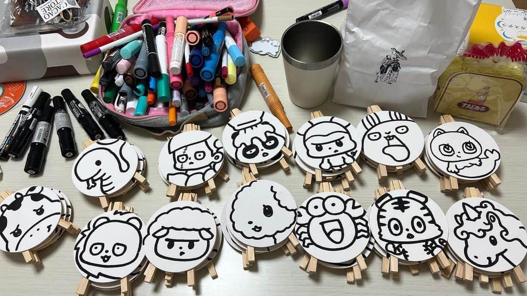 326のインスタグラム：「久しぶりに家に戻り、ようやく届いた最後のガチャ用のキャンバスに一枚一枚心を込めて絵を描く。最高に有意義な時間を過ごさせてくれた皆様に心からの感謝を込めて 1人一日一回と沢山の方に届けるためのルールを設定させてもらいますが最終日はガチャあります。是非遊びに来て下さい！また明日！」