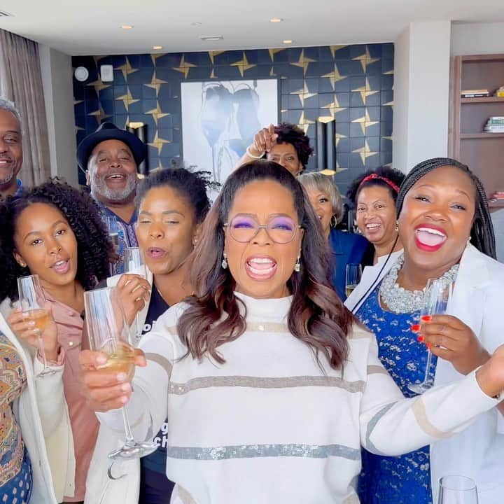 オプラ・ウィンフリーのインスタグラム：「Who says you can’t go home? Tennessee, I’m back! Just delivered the commencement speech at my alma mater @tennstateu and my whole Winfrey/Walker family came out to support! To anyone graduating this year: Take your integrity, your curiosity, your creativity, your guts, and the newfound education of yours and use it to make a difference. And remember when you step out in love, you become someone else’s hope. Congratulations 🎓🎓🎓」
