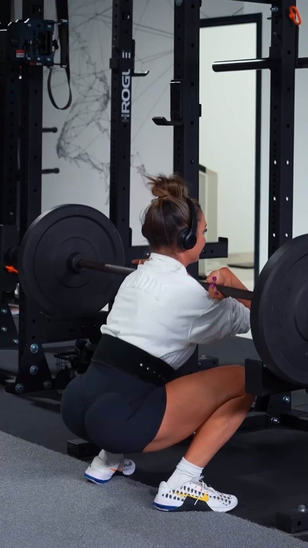 Paige Hathawayのインスタグラム：「3 lower body exercises I 💙 love!!  1️⃣ BARBELL FRONT SQUATS: hamstrings, quadriceps, glutes & core.  2️⃣ BARBELL DEADLIFTS: glutes, hamstrings, core, back & traps.  3️⃣GOBLET SQUATS (w/ heels elevated) quadriceps, glutes, hamstrings & core.   Q: WHAT’S YOUR FAVORITE EXERCISE OUT OF THESE 3 IF YOU HAD TO CHOOSE ONE!? A: I love deadlifts   Supplements: pre & post @livbody FREE SHIPPING code: PAIGE」