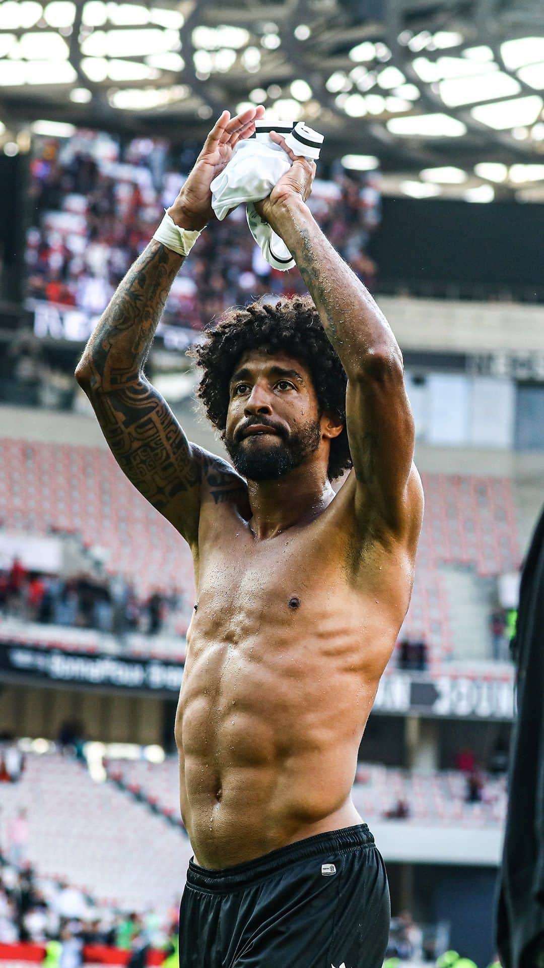 のインスタグラム：「« On va vérifier, il doit mentir, il ne peut pas avoir 39 ans… » 😅❤️🖤」