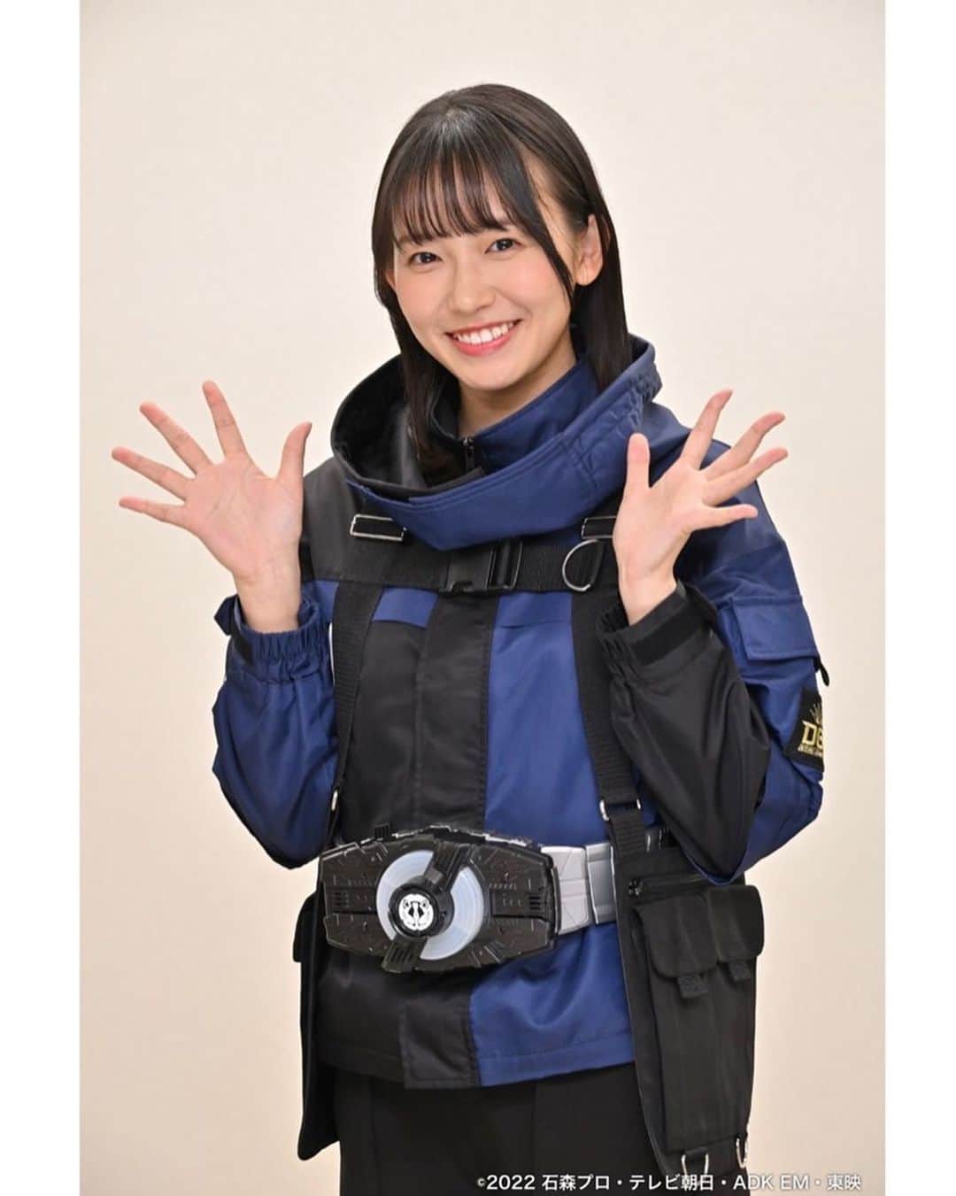 志田音々のインスタグラム：「仮面ライダーギーツ第34話、 ご視聴ありがとうございました🍀 沙羅姉ちゃんが変身した…‼ 弟を取り戻したい一心で。  桜井沙羅/仮面ライダーハクビです🍃  沙羅姉ちゃん、変身時にかなり深刻な顔してましたが、、 志田音々としては、とっっっても嬉しくて。仮面ライダーなんだぁ！！かっこいい自分！！って内心そわそわしてました(≧∀≦)  そのお話は今回はここまでとして… 変身して早速満身創痍の沙羅姉ちゃん。 どうなっちゃうのでしょうか⁉  #仮面ライダーギーツ  #仮面ライダーハクビ」