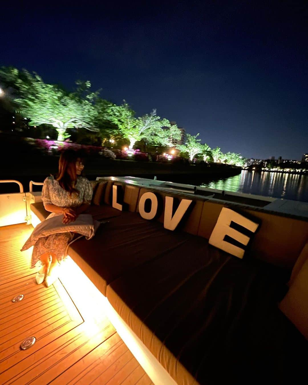 由井香織のインスタグラム：「船で大阪観光へ… 夕日🌇から夜景🌃へ変わりゆく景色は感慨深いものがありました✨大阪城を見て終わり🏯 #大阪#大阪観光#中之島#大阪城」