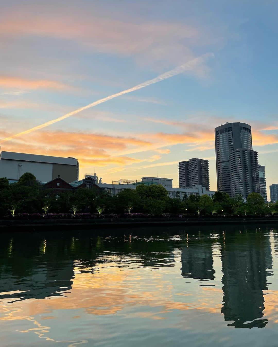 由井香織さんのインスタグラム写真 - (由井香織Instagram)「船で大阪観光へ… 夕日🌇から夜景🌃へ変わりゆく景色は感慨深いものがありました✨大阪城を見て終わり🏯 #大阪#大阪観光#中之島#大阪城」5月7日 9時22分 - yuikaori_y