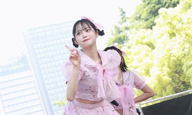 上水口姫香のインスタグラム：「これが上水口です🐰  おはひめ！！  雨だけど💭 憂鬱な気持ちも吹き飛ばしちゃおっぅ☔️  #ピンク #お団子ヘア #ピンクネイル」