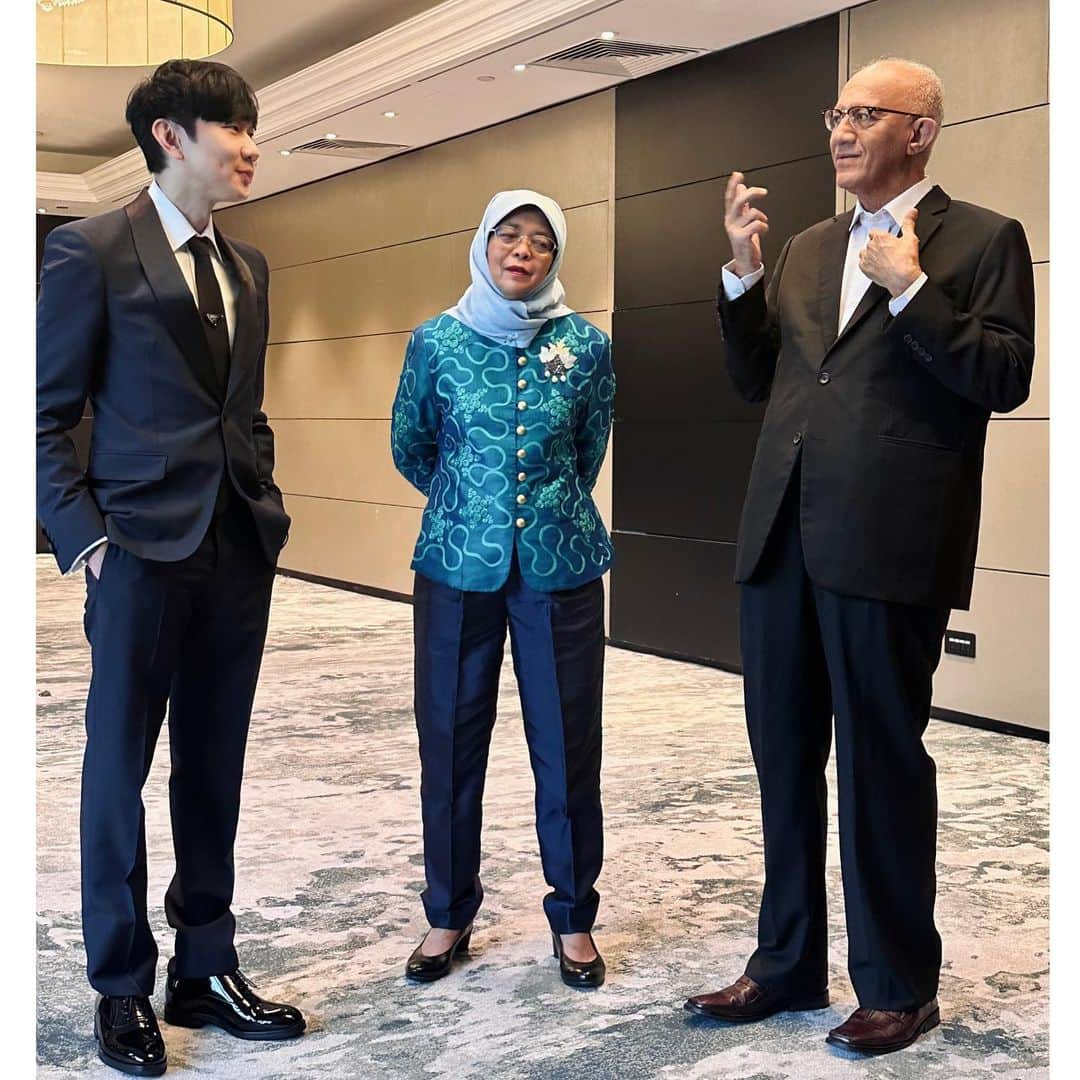 林俊傑さんのインスタグラム写真 - (林俊傑Instagram)「What a weekend in London! Had fun with fellow Singaporeans in a reception in the UK held in honour of President Halimah Yacob’s @halimahyacob visit to London for the Coronation of King Charles III. Thanks for having me, High Commissioner Mr Lim Thuan Kuan!  #coronation2023」5月7日 9時26分 - jjlin