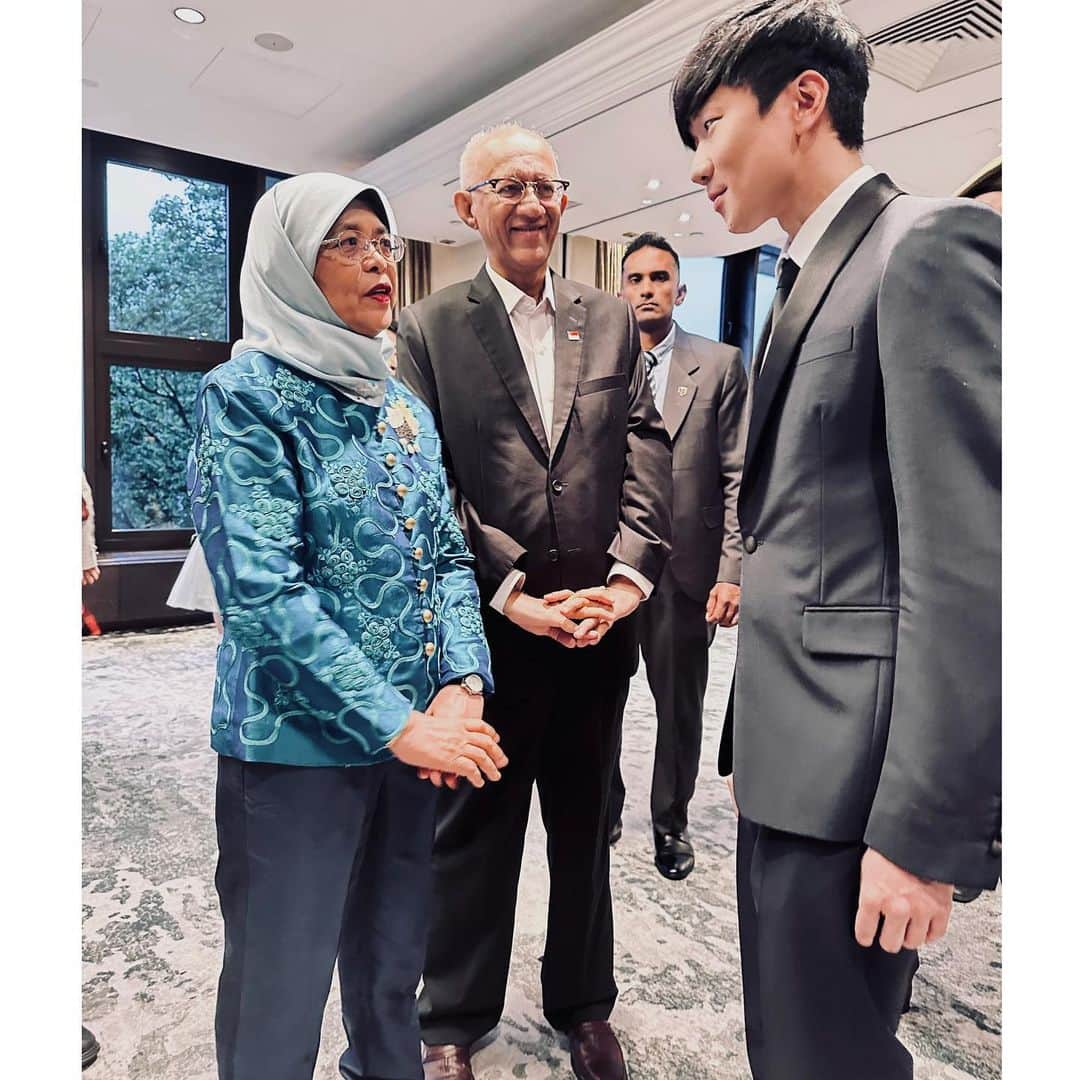 林俊傑さんのインスタグラム写真 - (林俊傑Instagram)「What a weekend in London! Had fun with fellow Singaporeans in a reception in the UK held in honour of President Halimah Yacob’s @halimahyacob visit to London for the Coronation of King Charles III. Thanks for having me, High Commissioner Mr Lim Thuan Kuan!  #coronation2023」5月7日 9時26分 - jjlin