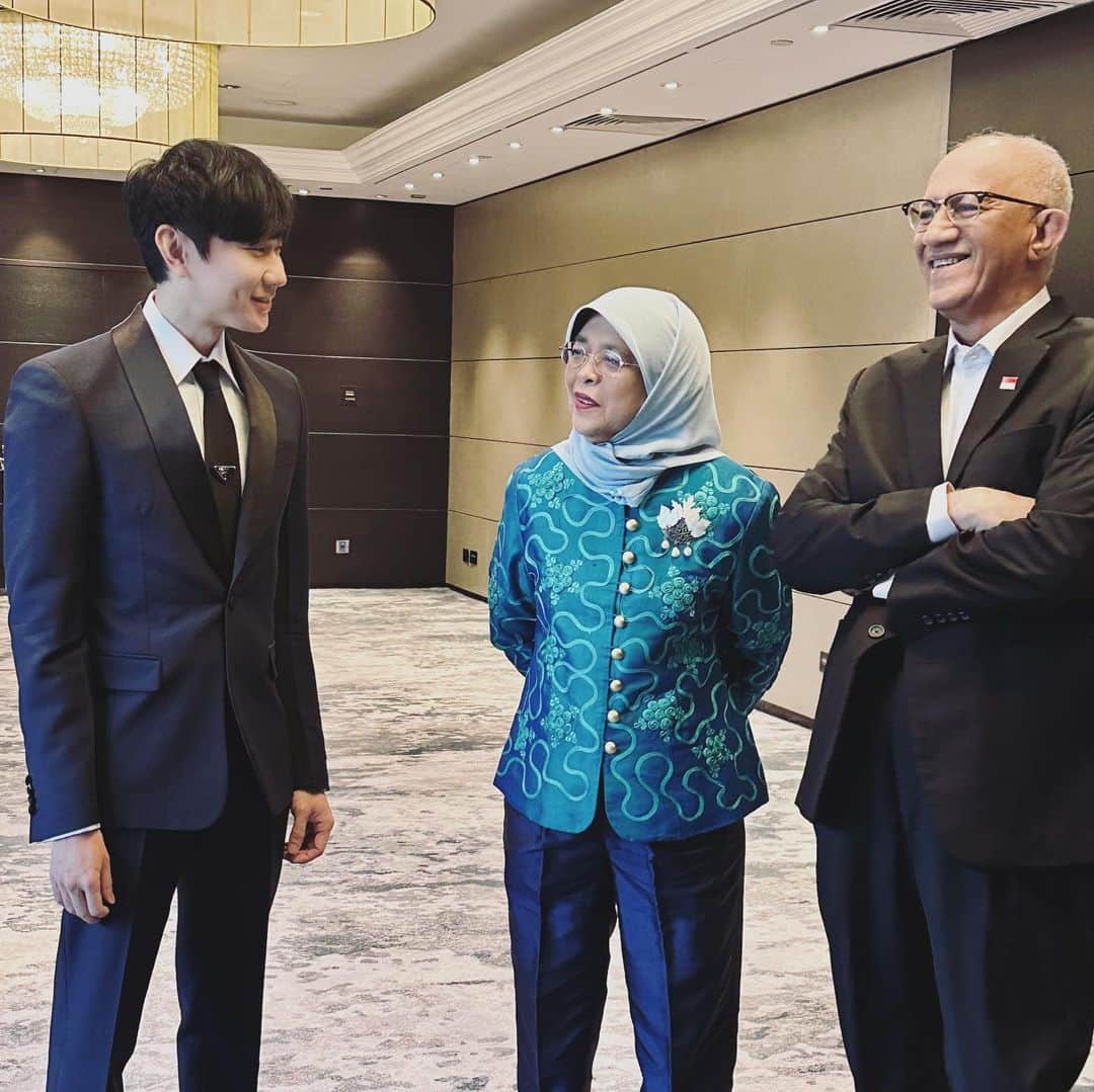 林俊傑のインスタグラム：「What a weekend in London! Had fun with fellow Singaporeans in a reception in the UK held in honour of President Halimah Yacob’s @halimahyacob visit to London for the Coronation of King Charles III. Thanks for having me, High Commissioner Mr Lim Thuan Kuan!  #coronation2023」