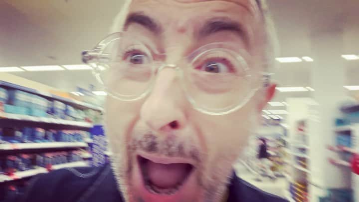 アラン・カミングのインスタグラム：「It’s Saturday Night On Broadway and I’m have ing a tescotastic coronation time!」
