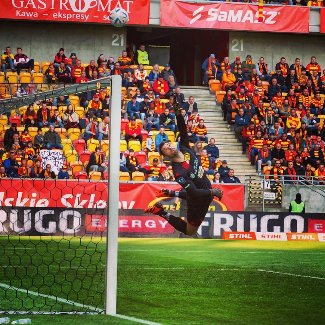 ズラタン・アロメロヴィッチのインスタグラム：「#flying #goalkeeper #football #poland #ekstraklasa #alwayspositive 📸 @pawel_kot_fotografia_sportowa」