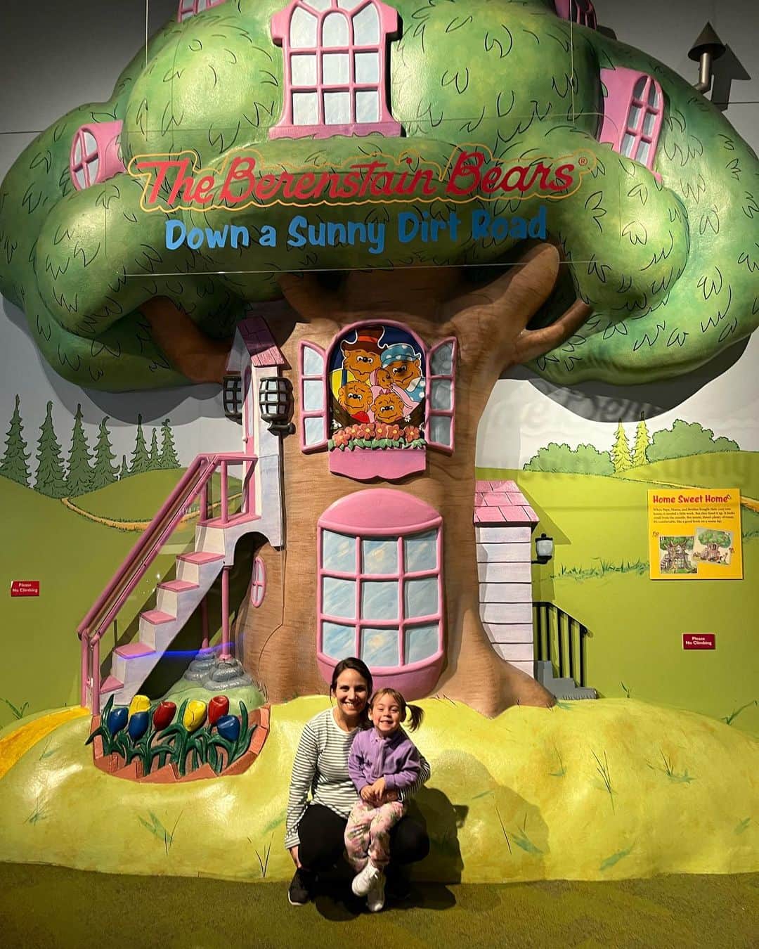 メーガン・デュアメルのインスタグラム：「So much fun at @museumofplayroc !!  So much to do for people of all ages. What a great idea and just a short road trip away!   #thestrongmuseumofplay #museumofplay #berenstainbears」