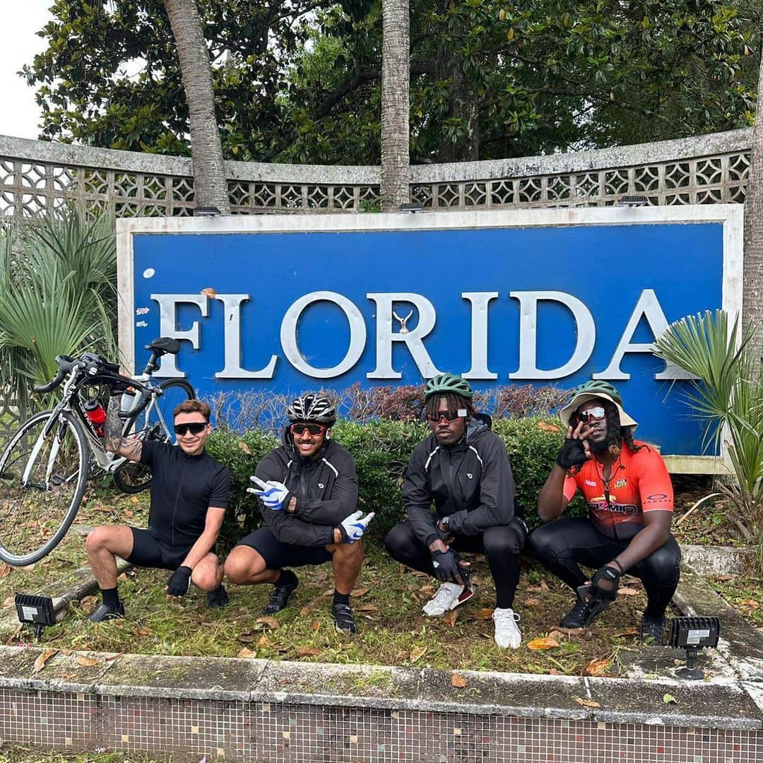 ベロニカ・ベガさんのインスタグラム写真 - (ベロニカ・ベガInstagram)「9 brave beings took a chance on themselves. They got on a bike and did the work most deem impossible. After 342 miles of hitting the pavement, through all kinds of emotions and obstacles, the “Purpose Rangers” arrived at the Florida/Georgia line. What a beautiful moment to prove the power of the mind. I couldn’t be more proud of the entire team. Tears upon tears. MIAMI, here we come!!!! @officiala2mia All in the name of mental health.」5月7日 4時25分 - veronicavega