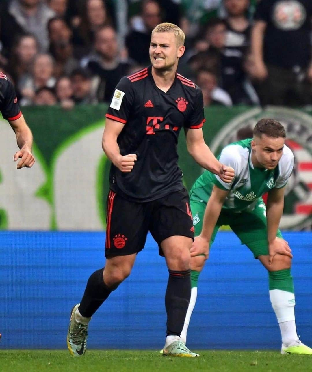 マタイス・デ・リフトさんのインスタグラム写真 - (マタイス・デ・リフトInstagram)「Great teamwork today and +3 on the run! Away support was amazing as always 🔴⚪️ #FCBayern #MiaSanMia」5月7日 5時01分 - mdeligt_