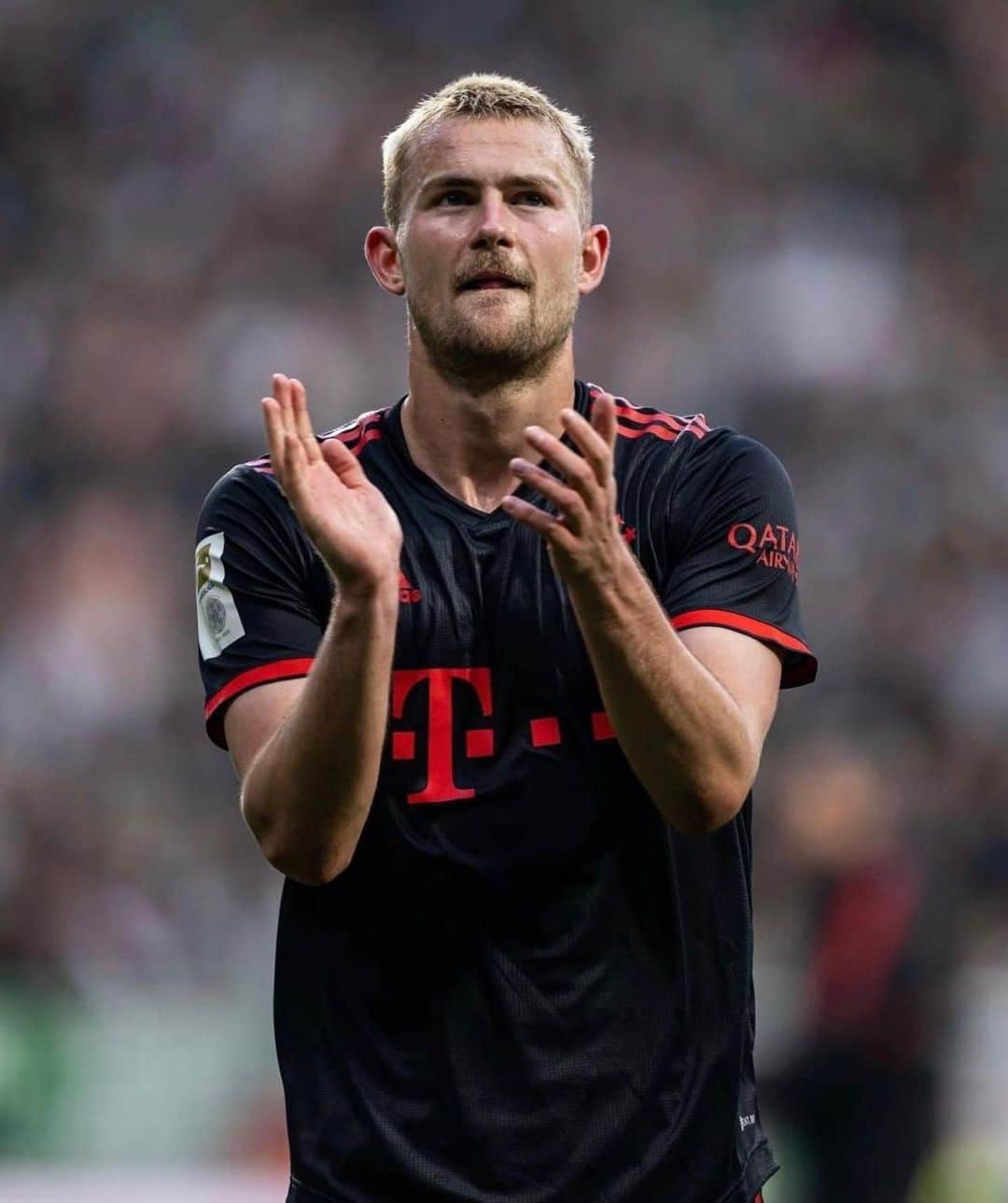 マタイス・デ・リフトのインスタグラム：「Great teamwork today and +3 on the run! Away support was amazing as always 🔴⚪️ #FCBayern #MiaSanMia」