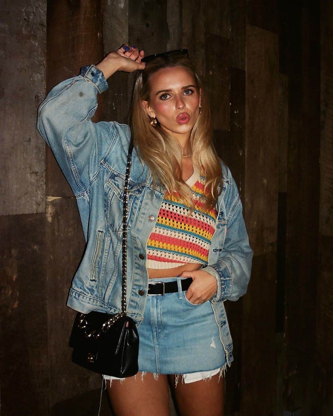 motherdenimのインスタグラム：「@lizeoconnor in The Teeny Tiny Mini in Sippin' Sweet Tea & The Playing Field in Primary Pop Stripe.」