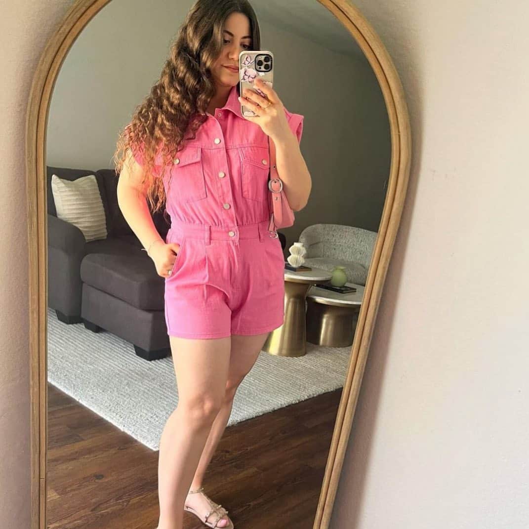 ブランクNYCのインスタグラム：「Think pink 🌸 itsankeenk in our Pink Shadow romper.」